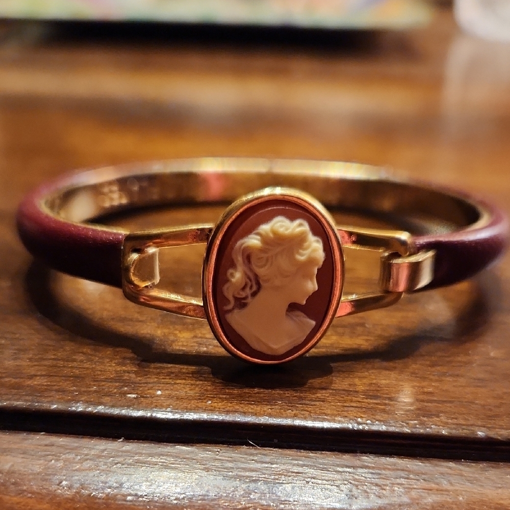 Elegant Gold and Leather Cameo Bracelet